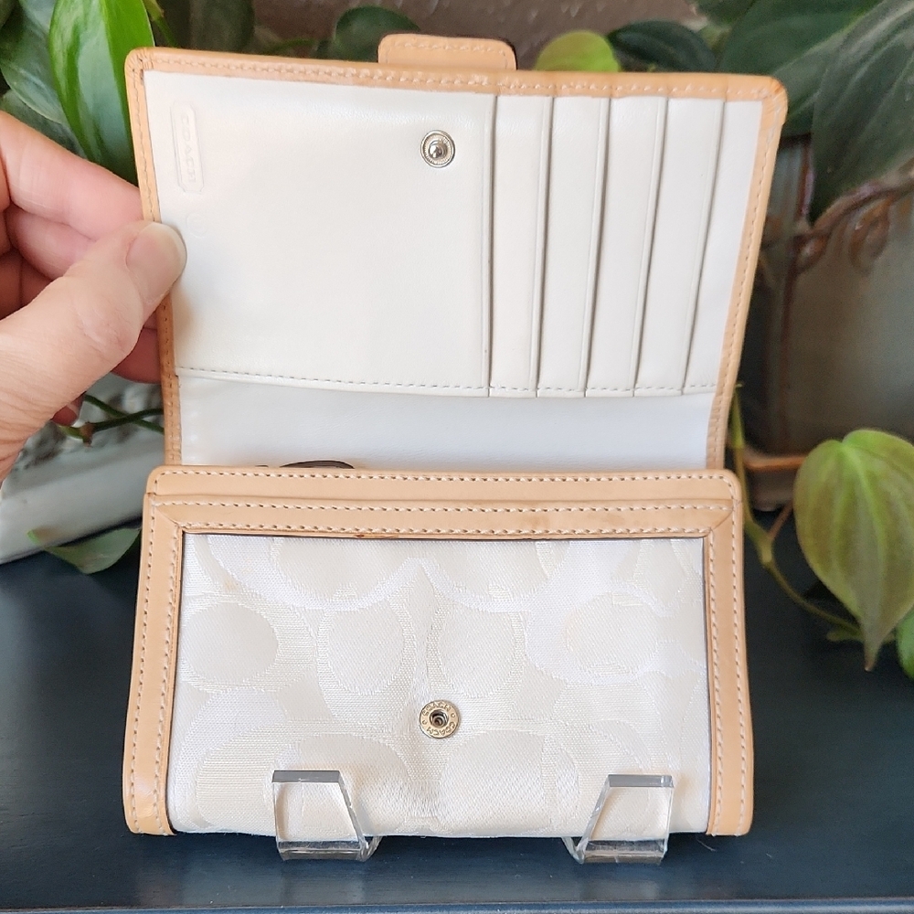 Coach Soho Rare Vintage Bee Wallet EUC - Picture 4 of 16